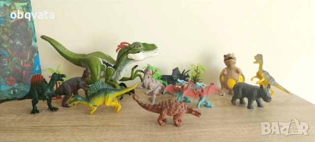 ЛОТ динозаври + 1бр интерактивен динозавър 