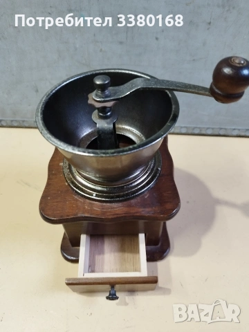 Много атрактивна ръчна дървена кафемелачка, снимка 2 - Антикварни и старинни предмети - 53999466