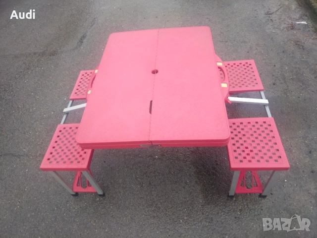 Сгъваема маса със столове за  къмпинг, идеаллна за дворове, градини, пикници и др.  Сгъва се във фор