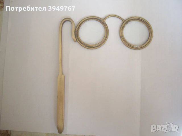 Много стари очила с бронзова рамка и дръжка.