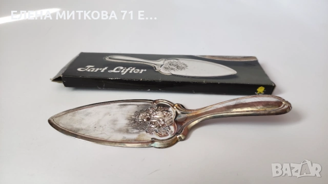 Посребрена шпатула с релефни рози