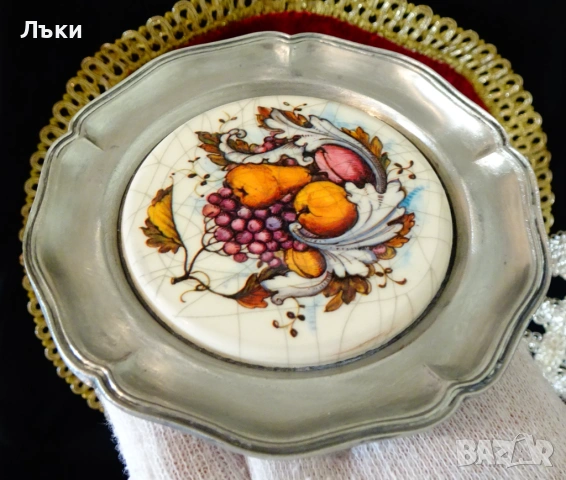 Калаена чиния с рисуван порцелан,плодове. , снимка 2 - Антикварни и старинни предмети - 54556104