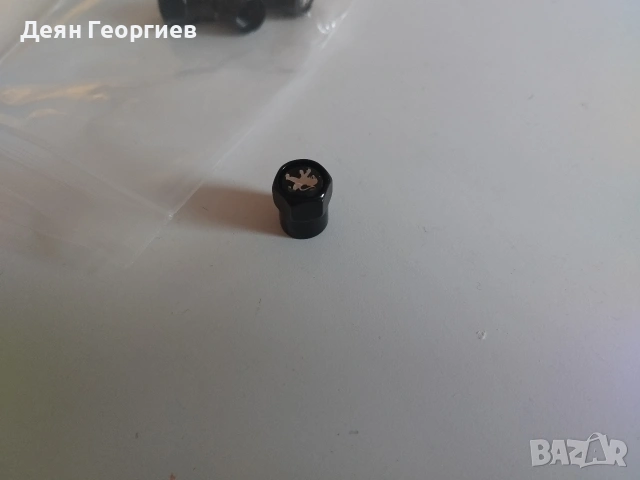 Продавам комплект 4 алуминиеви капачки за автомобилни вентили, Hexagon, Peugeot, черни, снимка 2 - Аксесоари и консумативи - 55074378