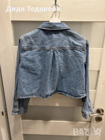 Късо дамско дънково яке Zara (Размер S) / Дънкова риза, снимка 2 - Сака - 55583921