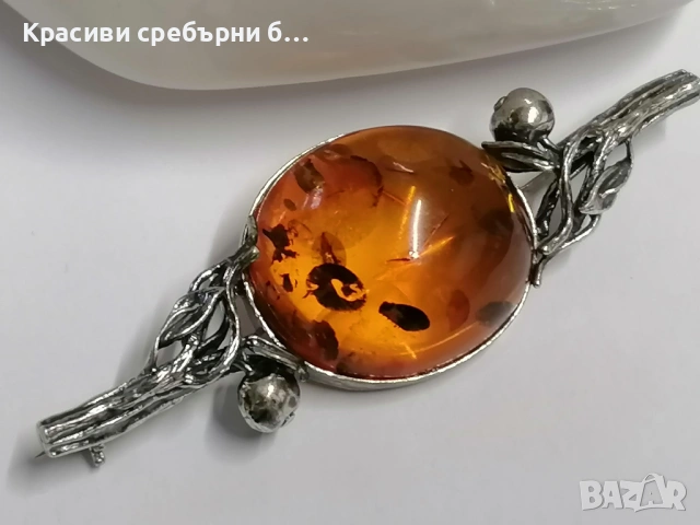Винтидж сребърна брошка с балтийски кехлибар.