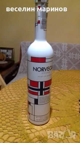Продавам рядка бутилка водка Норвегия - бяла. 
