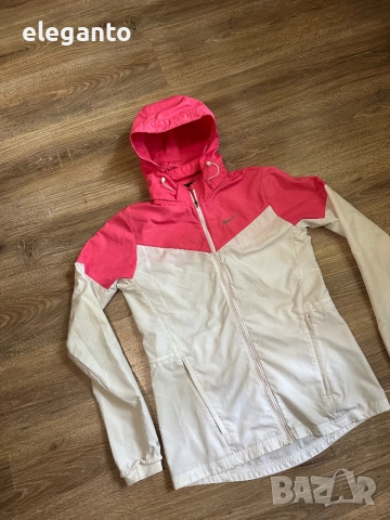 Дамска ветровка Nike Vapor Light Windrunner Jacket , S размер, снимка 4 - Якета - 54654193