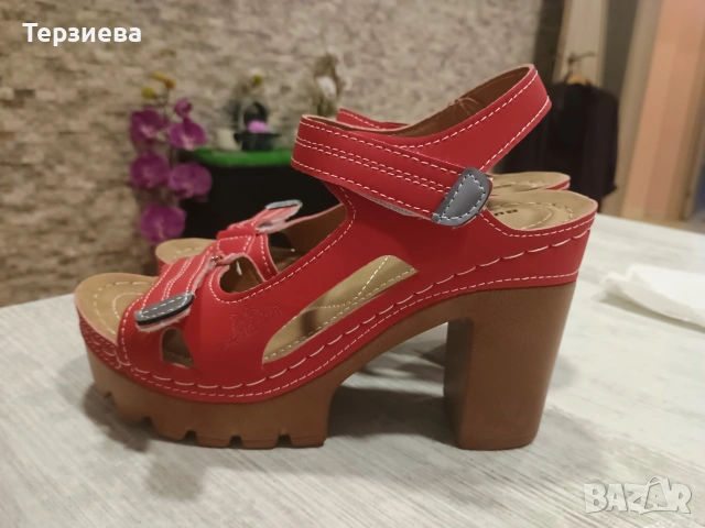 Червени сандали с платформа 