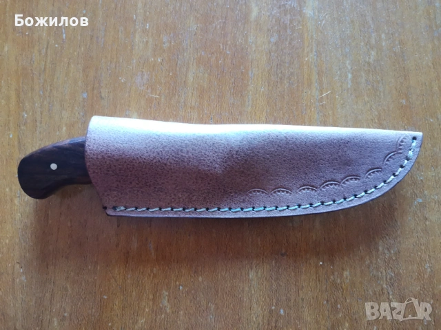 Ловен нож дамаска стомана,дръжка от розаво дърво,кожена кания