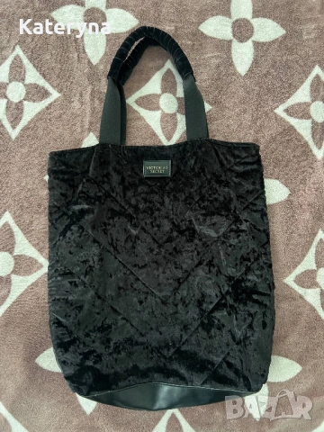 Чантата на Виктория Сикрет