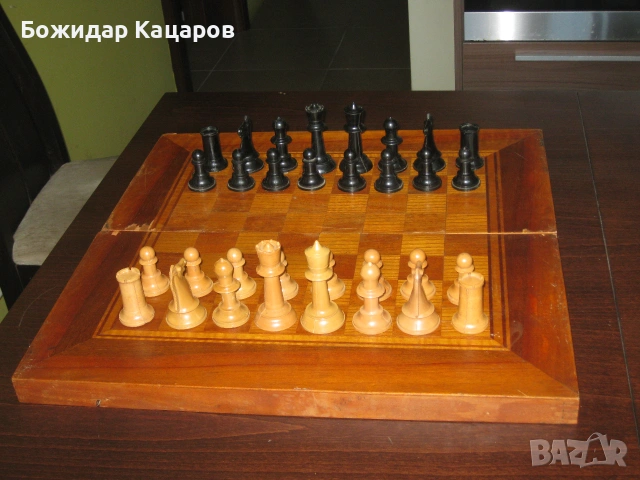 Стари шах и табла, с бакелитени пулове и фигури. Размер на дъската - 48/48 см. Цена - 47 евро.
