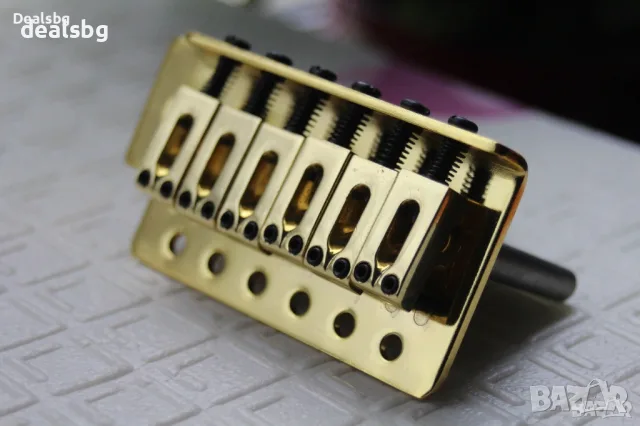 Златисто тремоло страт squier, снимка 2 - Китари - 55558893