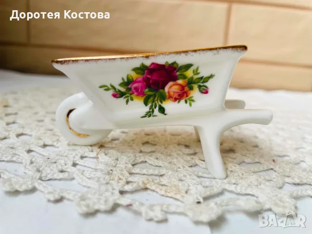 ROYAL ALBERT малка порцеланова количка от Англия с декор рози, снимка 2 - Антикварни и старинни предмети - 55388218