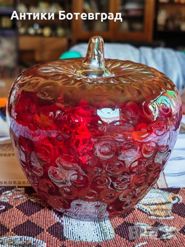 Много красива стъклена Ягода 
