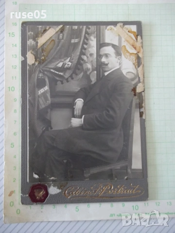 Снимка стара картон на млад господин във фотостудио