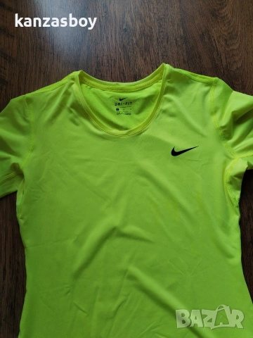 NIKE pro - страхотна дамска тениска L КАТО НОВА , снимка 4 - Тениски - 54956614
