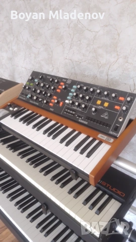 Behringer Poly D