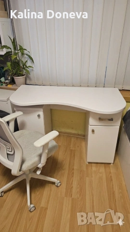 Бюро с напръскано, гланцироно покритие