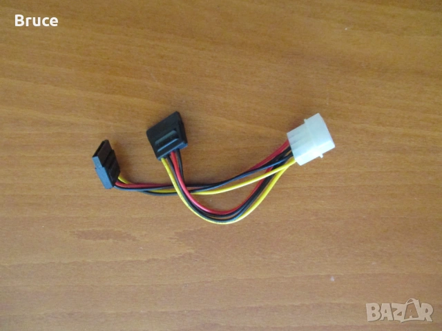 Кабел преходник Molex към 2хSATA