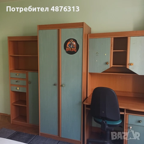 Продавам секция и легло с два матрака 