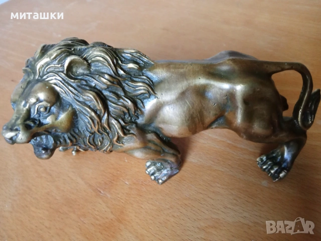 Бронзова пластика лъв