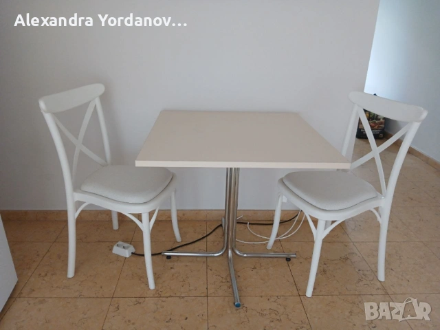 Малка трапезна маса + 2 стола