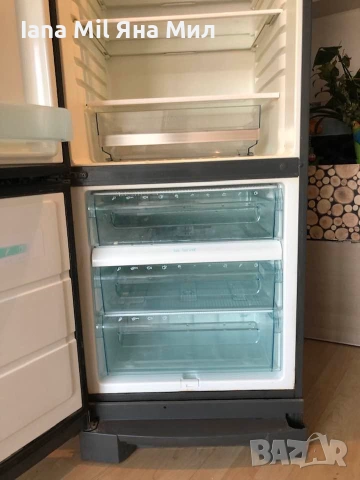 Продавам голям хладилник с фризер ELECTROLUX . Работещ идеално. 