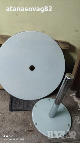 Стъклена маса - разлепен крак