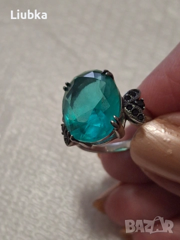 красив сребърен пръстен с голям зелен камък
