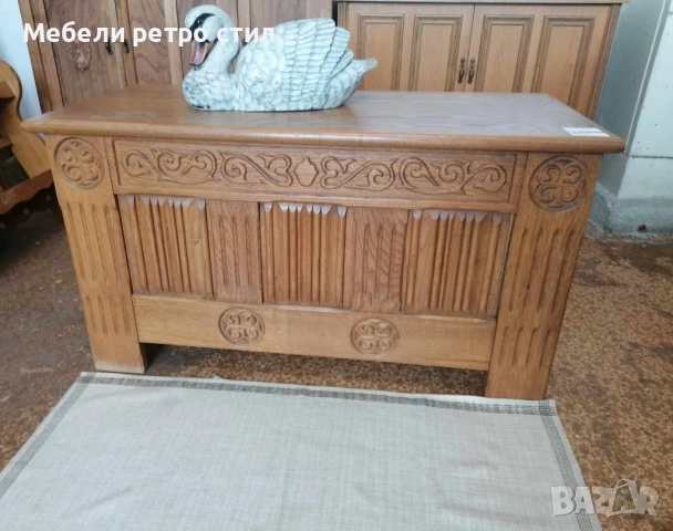 Красив дървен скрин / ракла изработен от масивно дърво с ръчно изработени орнаменти и резба. 