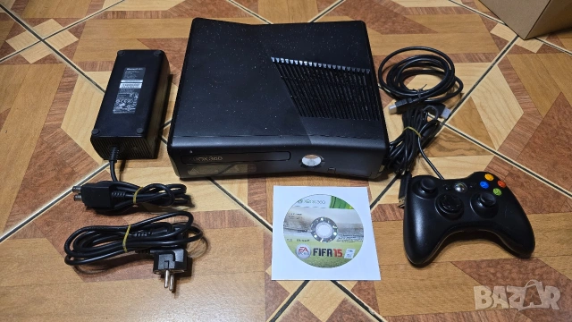Xbox 360 Slim 250GB употребяван комплект с джойстик и игра