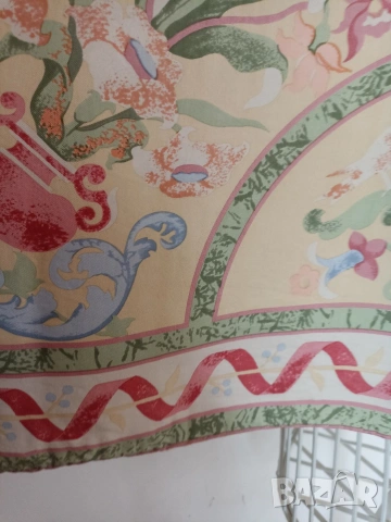 Дамски шал Aigner, снимка 11 - Шалове - 54357169