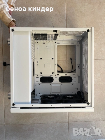 кутия Corsair 275R white, снимка 4 - Захранвания и кутии - 54310201