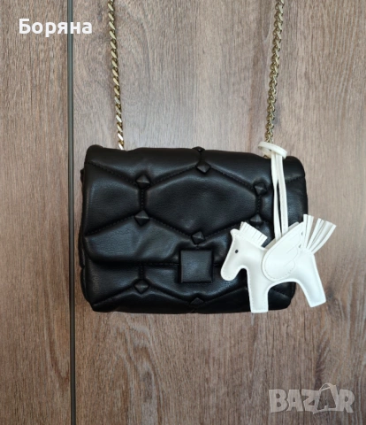 Zara мала кожена черна чанта с висулка кон, снимка 2 - Чанти - 52238234