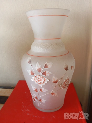 стъклена ваза в арт стил