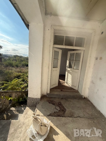 Двуетажна къща с двор 2532 кв. метра двор, снимка 3 - Къщи - 54235281