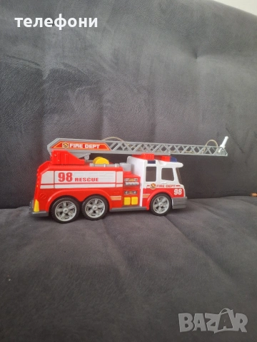 Голяма пожарна кола Dickie Toys (36 см) със звук, светлини и водна помпа – Като нова!, снимка 9 - Електрически играчки - 54720387