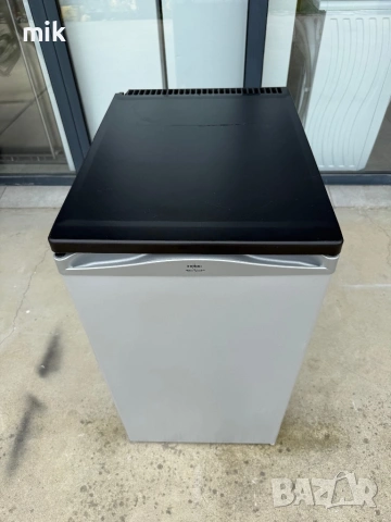 Сив малък хладилник с камера Whirlpool 45 см широк, снимка 2 - Хладилници - 54943275