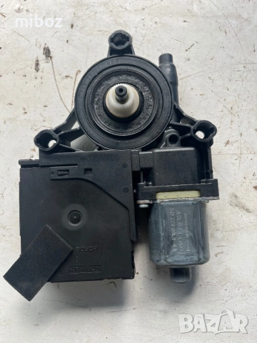 Моторче стъклоповдигач преден Фолксваген Пасат VW Passat b6, снимка 2 - Части - 54349030