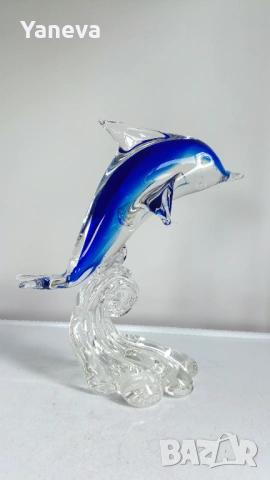 Кристална статуетка на делфин наподобява от френската компания Cristal d'Arques. 