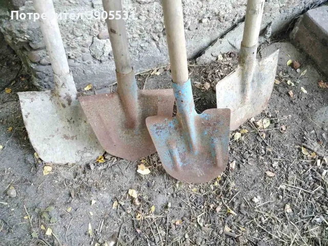 Метални лопати с дръжки