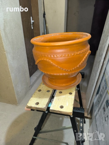 Продавам 2 бр. големи керамични саксии за цветя 