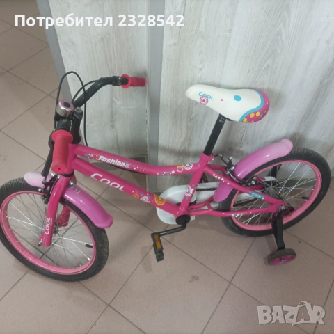Продавам детски велосипед с помощни колелца.