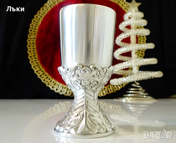 Калаена чаша за ракия,на столче шедьовър. 