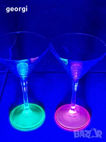 две френски чаши за мартини от ураново стъкло M1, снимка 8 - Чаши - 54163664