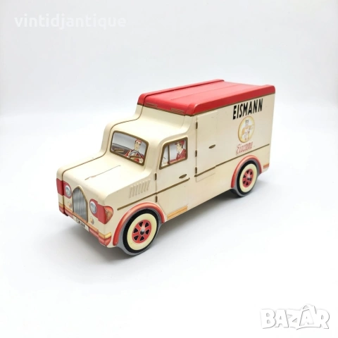 Ретро камион в кремав и червен цвят с логото на "Eismann"