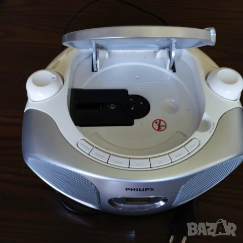 Радиокасетофон Philips, модел AZ1055/12, бял, работещ и с батерии