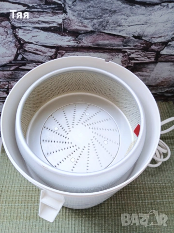 Българска центрофуга/сокоизстисквачка от соца, снимка 3 - Сокоизстисквачки и цитрус преси - 54313442