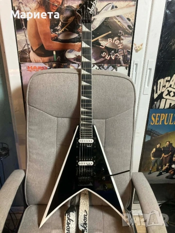 Електрическа Китара Jackson JS32 King V AH Black with White Bevels, снимка 2 - Китари - 54090249