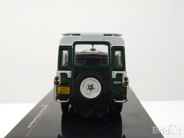 Land Rover 109 Series III 1978 - мащаб 1:43 на IXO моделът е нов в PVC дисплей-кейс, снимка 6 - Колекции - 54504163